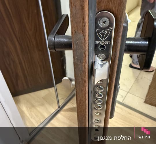 מנעול דלת עם ידית מתכת